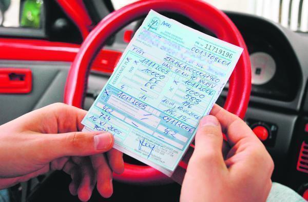 O blisko 20 procent spadła ostatnim kwartale liczba krótkoterminowych polis komunikacyjnego OC sprzedanych przez ubezpieczycieli - wynika z najnowszej analizy Ubezpieczeniowego Funduszu Gwarancyjnego. To efekt wdrożenia przez większość towarzystw, wewnętrznych kontroli uszczelniających sprzedaż 30-dniowych polis. Agenci ubezpieczeniowi niektórych firm oferowali takie krótkoterminowe umowy niezgodnie z prawem, narażając właścicieli aut – zamiast pozornej obniżki ceny OC – na windykację całorocznej składki przez ubezpieczyciela, albo karę od UFG za brak obowiązkowej polisy.
Fot. Archiwum O blisko 20 procent spadła ostatnim kwartale liczba krótkoterminowych polis komunikacyjnego OC sprzedanych przez ubezpieczycieli - wynika z najnowszej analizy Ubezpieczeniowego Funduszu Gwarancyjnego. To efekt wdrożenia przez większość towarzystw, wewnętrznych kontroli uszczelniających sprzedaż 30-dniowych polis. Agenci ubezpieczeniowi niektórych firm oferowali takie krótkoterminowe umowy niezgodnie z prawem, narażając właścicieli aut – zamiast pozornej obniżki ceny OC – na windykację całorocznej składki przez ubezpieczyciela, albo karę od UFG za brak obowiązkowej polisy.
Fot. Archiwum