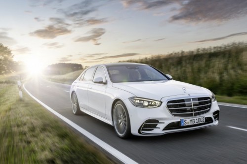 Mercedes Klasy S
W Niemczech nową Klasę S będzie można zamawiać od połowy września 2020 r., a pierwsze samochody pojawią się u dealerów w grudniu 2020 r. Wprowadzenie na rynku USA i Chin rozpocznie się w lutym 2021 r.
Fot. Mercedes-Benz Mercedes Klasy S
W Niemczech nową Klasę S będzie można zamawiać od połowy września 2020 r., a pierwsze samochody pojawią się u dealerów w grudniu 2020 r. Wprowadzenie na rynku USA i Chin rozpocznie się w lutym 2021 r.
Fot. Mercedes-Benz