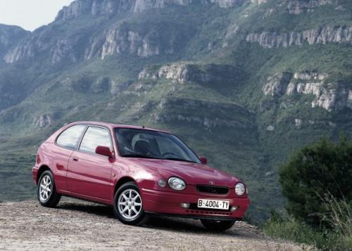 Fot. Toyota: Corolla produkowana w latach 1997 – 2000 miała pojedyncze, przednie reflektory. Na zdjęciu wersja hatchback. Fot. Toyota: Corolla produkowana w latach 1997 – 2000 miała pojedyncze, przednie reflektory. Na zdjęciu wersja hatchback.