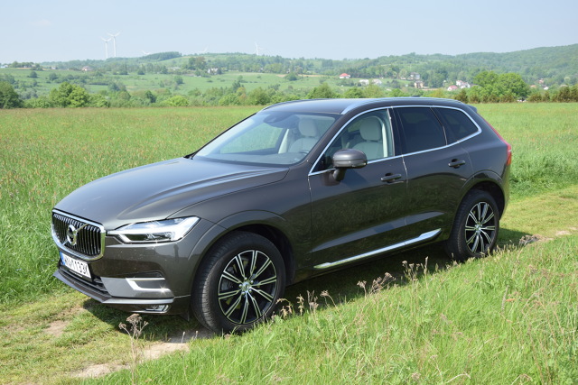 Volvo XC60
W naszym teście Volvo XC60 II generacji w wersji Inscription z silnikiem D4 2.0 o mocy 190 KM z 8-biegową, automatyczną skrzynią biegów Geartronic i napędem 4x4. Mierzy prawie 4,7 m długości, do 100 km/h rozpędza się w 8,4 sekundy i osiąga prędkość maksymalną 205 km/h. W prezentowanej wersji kosztuje 217 400 zł.
Fot. Marcin Rejmer Volvo XC60
W naszym teście Volvo XC60 II generacji w wersji Inscription z silnikiem D4 2.0 o mocy 190 KM z 8-biegową, automatyczną skrzynią biegów Geartronic i napędem 4x4. Mierzy prawie 4,7 m długości, do 100 km/h rozpędza się w 8,4 sekundy i osiąga prędkość maksymalną 205 km/h. W prezentowanej wersji kosztuje 217 400 zł.
Fot. Marcin Rejmer