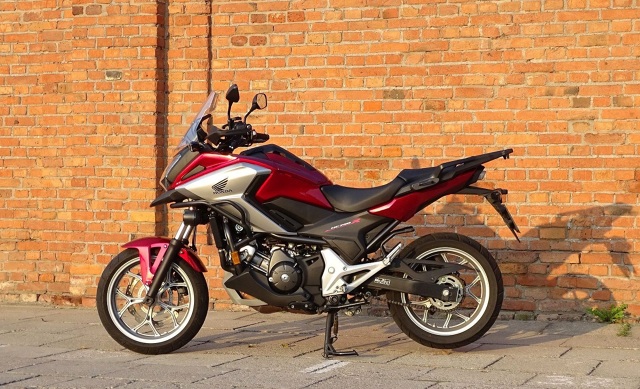 Honda NC750X to motocykl, który dobrze wygląda i dobrze jeździ. Daje się szybko polubić dzięki praktyczności i łatwości prowadzenia oraz zapewnia przyjemność podczas codziennych dojazdów i dłuższych wycieczek.
Fot. Bartłomiej Gosk Honda NC750X to motocykl, który dobrze wygląda i dobrze jeździ. Daje się szybko polubić dzięki praktyczności i łatwości prowadzenia oraz zapewnia przyjemność podczas codziennych dojazdów i dłuższych wycieczek.
Fot. Bartłomiej Gosk