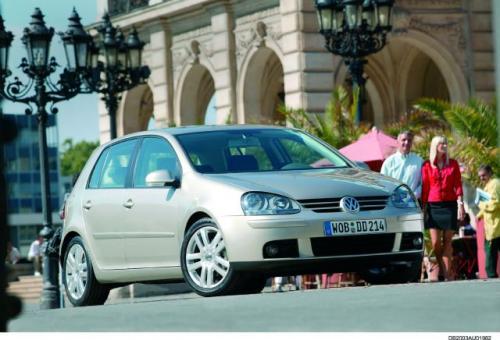 Fot. VW: VW Golf to ostoja koncernu. W najnowszym wydaniu prezentuje zmodernizowany wygląd, nową płytę podłogową i wielowahaczowe zawieszenie z tyłu. Bagażnik o objętości 350 l można powiększyć, składając tylną kanapę. Fot. VW: VW Golf to ostoja koncernu. W najnowszym wydaniu prezentuje zmodernizowany wygląd, nową płytę podłogową i wielowahaczowe zawieszenie z tyłu. Bagażnik o objętości 350 l można powiększyć, składając tylną kanapę.
