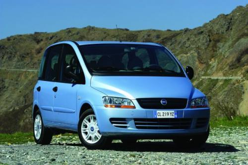 Fot. Fiat: Multipla napędzana silnikiem 1,6 l/103 KM zużywa w mieście ok. 11 l paliwa na 100 km przy umiarkowanie dobrej dynamice. Fot. Fiat: Multipla napędzana silnikiem 1,6 l/103 KM zużywa w mieście ok. 11 l paliwa na 100 km przy umiarkowanie dobrej dynamice.