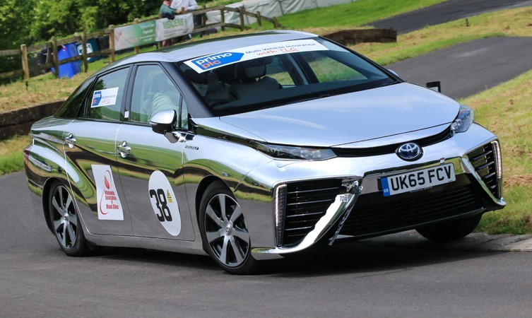 Toyota Mirai
Samochód ma zasięg 550-750 km na jednym tankowaniu, które trwa około 3 minut. Auto napędza silnik elektryczny o mocy 154 KM, przyspiesza do 100 km/h w 9,6 s i rozpędza się do 178 km/h.
Fot. Toyota Toyota Mirai
Samochód ma zasięg 550-750 km na jednym tankowaniu, które trwa około 3 minut. Auto napędza silnik elektryczny o mocy 154 KM, przyspiesza do 100 km/h w 9,6 s i rozpędza się do 178 km/h.
Fot. Toyota