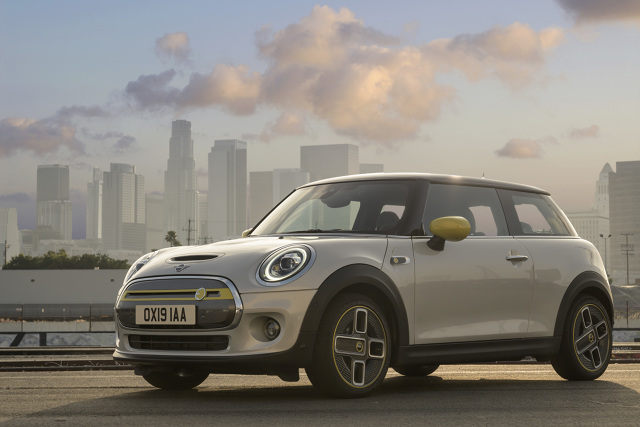MINI Cooper SE
Sprint od 0 do 60 km/h zajmuje nowemu MINI Cooper SE jedynie 3,9 s. Na pierwszych 60 metrach auto bez trudu dorównuje więc samochodom sportowym z tradycyjnym napędem spalinowym. Przyspieszenie od 0 do 100 km/h zajmuje elektrycznemu MINI 7,3 s. Jego prędkość maksymalna jest przy tym ograniczona do 150 km/h.
Fot. MINI MINI Cooper SE
Sprint od 0 do 60 km/h zajmuje nowemu MINI Cooper SE jedynie 3,9 s. Na pierwszych 60 metrach auto bez trudu dorównuje więc samochodom sportowym z tradycyjnym napędem spalinowym. Przyspieszenie od 0 do 100 km/h zajmuje elektrycznemu MINI 7,3 s. Jego prędkość maksymalna jest przy tym ograniczona do 150 km/h.
Fot. MINI