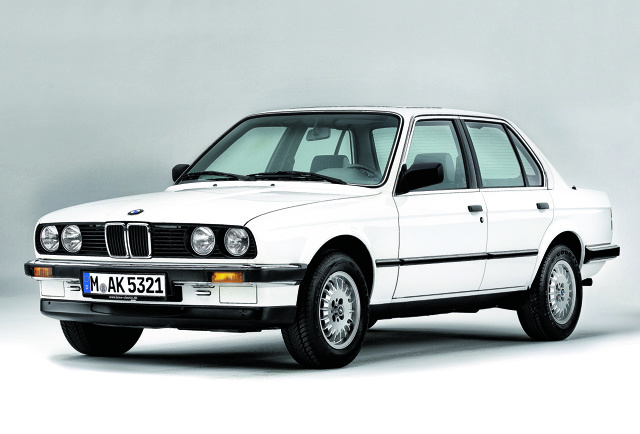 BMW E30
Małe BMW najlepiej oceniać okiem ignoranta., który nic nie wie o marce z Monachium, a przełom lat 80. i 90. spędził w bibliotece. Wówczas z łatwością przekonamy się, że pociągający klasyk, wygodny do jazdy przez okrągły rok.
Fot. BMW BMW E30
Małe BMW najlepiej oceniać okiem ignoranta., który nic nie wie o marce z Monachium, a przełom lat 80. i 90. spędził w bibliotece. Wówczas z łatwością przekonamy się, że pociągający klasyk, wygodny do jazdy przez okrągły rok.
Fot. BMW