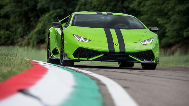 Lamborghini Huracan
Wzrok przyciąga jaskrawy lakier i pasy, które biegną wzdłuż nadwozia. Zdecydowano się także na 20-calowe felgi przykręcane centralną śrubą.
Fot. Lamborghini Lamborghini Huracan
Wzrok przyciąga jaskrawy lakier i pasy, które biegną wzdłuż nadwozia. Zdecydowano się także na 20-calowe felgi przykręcane centralną śrubą.
Fot. Lamborghini