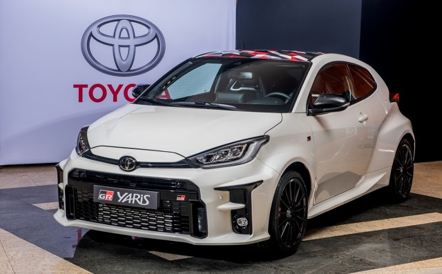 Toyota GR Yaris
Toyota rozpoczęła produkcję 261-konnego sportowego GR Yarisa. Pierwszy egzemplarz hatchbacka, spokrewnionego z Yarisem WRC nowej generacji, opuścił linię produkcyjną i jest w drodze do swojego właściciela. Samochód powstaje w fabryce Motomachi, znanej z produkcji takich modeli jak Lexus LFA, Lexus LC czy Toyota Mirai.
Fot. Toyota Toyota GR Yaris
Toyota rozpoczęła produkcję 261-konnego sportowego GR Yarisa. Pierwszy egzemplarz hatchbacka, spokrewnionego z Yarisem WRC nowej generacji, opuścił linię produkcyjną i jest w drodze do swojego właściciela. Samochód powstaje w fabryce Motomachi, znanej z produkcji takich modeli jak Lexus LFA, Lexus LC czy Toyota Mirai.
Fot. Toyota