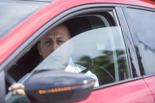Przez cały okres użytkowania samochodu potrafimy włączyć kierunkowskazy nawet 220 tysięcy razy. Jednak wielu kierowcom zdarza się zapomnieć o tym ważnym sygnale, szczególnie podczas parkowania, opuszczania ronda i wyprzedzania. Według badań Abertis Global Observatory, przeprowadzonych w kilkunastu krajach, około 44% prowadzących nie włącza kierunkowskazu przy wyprzedzaniu i zmienianiu pasa. Oto 5 zasad korzystania z migaczy, które warto zapamiętać.
Fot. Seat