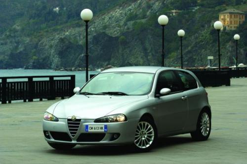 Fot. Alfa Romeo: Alfa Romeo 147 została ostatnio poddana face liftingowi. Nową wersję łatwo rozpoznać po innym kształcie reflektorów. Fot. Alfa Romeo: Alfa Romeo 147 została ostatnio poddana face liftingowi. Nową wersję łatwo rozpoznać po innym kształcie reflektorów.