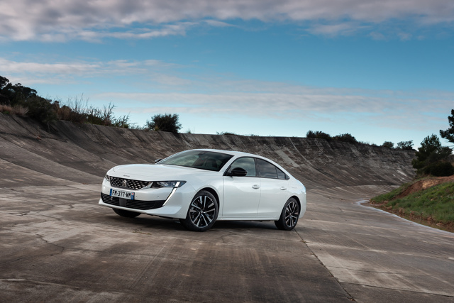 Peugeot 508 Hybrid
Silnik benzynowy 1,6 l z grupy PureTech w tej hybrydzie rozwija moc 133 KM. Maksymalna moc silnika elektrycznego to 110 KM/80 kW. Ich łączna maksymalna moc tzw. systemowa, przenoszona tylko na przednią oś, wynosi 225 KM/165 kW. W skład hybrydy napędzającej Peugeota 508 wchodzi również akumulator trakcyjny o pojemności 11,8 kWh, umożliwiający pokonanie w trybie wyłącznie elektrycznym dystansu średnio do 40 kilometrów w cyklu WLTP (50 kilometrów w cyklu NEDC).
Fot. Peugeot Peugeot 508 Hybrid
Silnik benzynowy 1,6 l z grupy PureTech w tej hybrydzie rozwija moc 133 KM. Maksymalna moc silnika elektrycznego to 110 KM/80 kW. Ich łączna maksymalna moc tzw. systemowa, przenoszona tylko na przednią oś, wynosi 225 KM/165 kW. W skład hybrydy napędzającej Peugeota 508 wchodzi również akumulator trakcyjny o pojemności 11,8 kWh, umożliwiający pokonanie w trybie wyłącznie elektrycznym dystansu średnio do 40 kilometrów w cyklu WLTP (50 kilometrów w cyklu NEDC).
Fot. Peugeot