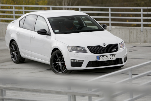 Octavia RS wyróżnia się nie tylko stylizacją, ale również specjalną konstrukcją zawieszenia. Zostało ono utwardzone i obniżone o 15 mm. Auto standardowo oferowane jest z obręczami kół ze stopów lekkich o średnicy 18 cali, które opcjonalnie można zamówić w rozmiarze 19 cali. Octavia RS wyróżnia się nie tylko stylizacją, ale również specjalną konstrukcją zawieszenia. Zostało ono utwardzone i obniżone o 15 mm. Auto standardowo oferowane jest z obręczami kół ze stopów lekkich o średnicy 18 cali, które opcjonalnie można zamówić w rozmiarze 19 cali.