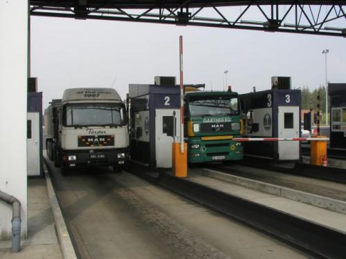 Fot. Arkadiusz Ławrywaniec: Od 1 kwietnia kierowcy tirów nie będą płacić za przejazd autostradami A2 i A4. Fot. Arkadiusz Ławrywaniec: Od 1 kwietnia kierowcy tirów nie będą płacić za przejazd autostradami A2 i A4.