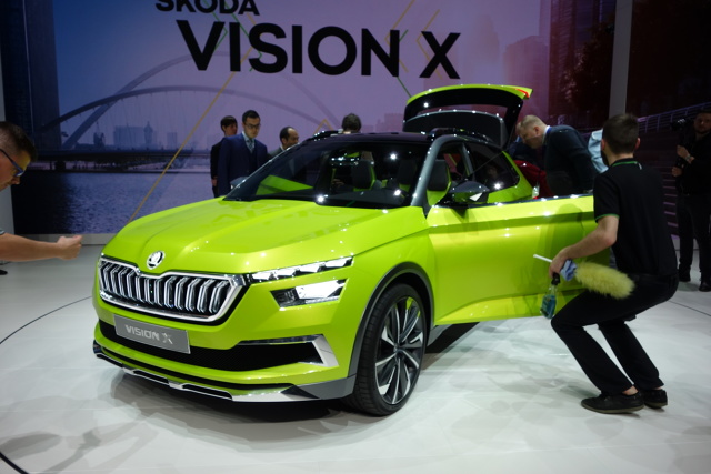 Skoda Vision X
Model Viision X posiada 1,5-litrowy, czterocylindrowy silnik TSI G-TEC z turbodoładowaniem. Hybrydowy układ napędowy koncepcyjnego auta zapewnia maksymalną moc na poziomie 130 KM i maksymalny moment obrotowy wynoszący 250 Nm. Jeden ze zbiorników gazu ziemnego znajduje się pod tylnym siedzeniem, drugi za tylną osią pojazdu. CNG napędza przednią oś, z kolei silniki elektryczne, tylną.
Fot. Ryszard M. Perczak Skoda Vision X
Model Viision X posiada 1,5-litrowy, czterocylindrowy silnik TSI G-TEC z turbodoładowaniem. Hybrydowy układ napędowy koncepcyjnego auta zapewnia maksymalną moc na poziomie 130 KM i maksymalny moment obrotowy wynoszący 250 Nm. Jeden ze zbiorników gazu ziemnego znajduje się pod tylnym siedzeniem, drugi za tylną osią pojazdu. CNG napędza przednią oś, z kolei silniki elektryczne, tylną.
Fot. Ryszard M. Perczak