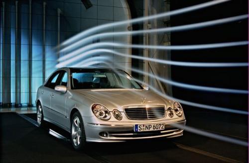 Fot. Mercedes-Benz: Każdy samochód jest badany w kanale powietrznym w celu uzyskania jak najmniejszego oporu aerodynamicznego.