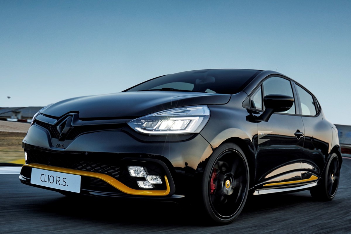 Renault Clio R.S.18
Silnik o mocy 220 KM i maksymalnym momencie obrotowym 280 Nm (z technologią „overtorque”), obniżone i utwardzone zawieszenie Trophy, sprzężone z hydraulicznymi odbojnikami przednie amortyzatory oraz bardziej bezpośredni układ kierowniczy to jedne z głównych cech limitowanej wersji.
Fot. Renault Renault Clio R.S.18
Silnik o mocy 220 KM i maksymalnym momencie obrotowym 280 Nm (z technologią „overtorque”), obniżone i utwardzone zawieszenie Trophy, sprzężone z hydraulicznymi odbojnikami przednie amortyzatory oraz bardziej bezpośredni układ kierowniczy to jedne z głównych cech limitowanej wersji.
Fot. Renault