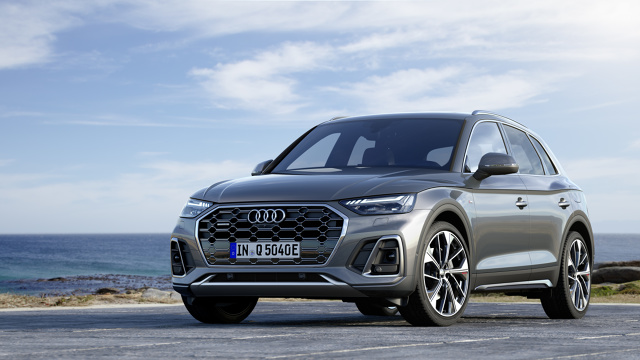 Audi Q5 Sportback TFSI e quattro
Audi rozszerza swoją ofertę modeli hybrydowych typu plug-in, rozpoczynając sprzedaż na rynkach europejskich modelu Q5 Sportback TFSI e quattro. Elegancki SUV coupé zjeżdża z linii montażowej w dwóch wersjach: Q5 Sportback 50 TFSI e quattro rozwija 220 kW (299 KM) mocy, a Q5 Sportback 55 TFSI e quattro generuje 270 kW (367 KM). W obu modelach akumulator litowo-jonowy może zmagazynować 14,4 kWh energii netto - co wystarcza na zasięg elektryczny do 61 kilometrów według standardów cyklu WLTP (71 km według NEDC).
Fot. Audi Audi Q5 Sportback TFSI e quattro
Audi rozszerza swoją ofertę modeli hybrydowych typu plug-in, rozpoczynając sprzedaż na rynkach europejskich modelu Q5 Sportback TFSI e quattro. Elegancki SUV coupé zjeżdża z linii montażowej w dwóch wersjach: Q5 Sportback 50 TFSI e quattro rozwija 220 kW (299 KM) mocy, a Q5 Sportback 55 TFSI e quattro generuje 270 kW (367 KM). W obu modelach akumulator litowo-jonowy może zmagazynować 14,4 kWh energii netto - co wystarcza na zasięg elektryczny do 61 kilometrów według standardów cyklu WLTP (71 km według NEDC).
Fot. Audi
