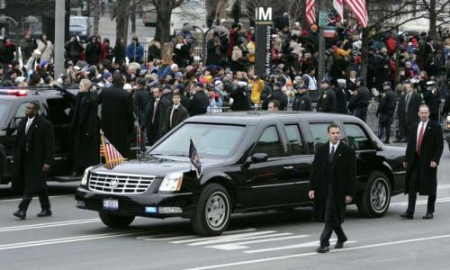 Cadillac DTS George W. Busha prawdopodobnie wytrzymałby zrzucenie z zapory Hoovera. Cadillac DTS George W. Busha prawdopodobnie wytrzymałby zrzucenie z zapory Hoovera.