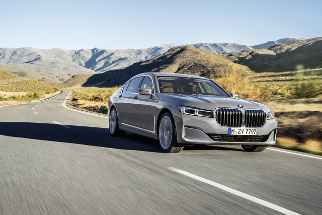 BMW Serii 7
Nowe BMW serii 7 oferowane jest w dwóch wariantach karoserii. Wersja przedłużona ma większy o 14 cm rozstaw osi i oferuje więcej miejsca na tylnych siedzeniach. Długość zewnętrzna tych luksusowych limuzyn wynosi teraz 5120 i 5260 mm, czyli zwiększyła się o 22 mm. Szerokość samochodu 1902 mm oraz wysokość 1467 mm (wersja przedłużona: + 479 mm) pozostały bez zmian.
Fot. BMW BMW Serii 7
Nowe BMW serii 7 oferowane jest w dwóch wariantach karoserii. Wersja przedłużona ma większy o 14 cm rozstaw osi i oferuje więcej miejsca na tylnych siedzeniach. Długość zewnętrzna tych luksusowych limuzyn wynosi teraz 5120 i 5260 mm, czyli zwiększyła się o 22 mm. Szerokość samochodu 1902 mm oraz wysokość 1467 mm (wersja przedłużona: + 479 mm) pozostały bez zmian.
Fot. BMW
