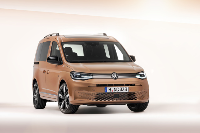 Volkswagen Caddy
Nowy Caddy pojawi się - podobnie jak jego poprzednik – w różnych wersjach nadwozia: jako furgon, kombi i wielu wersjach samochodu osobowego. Nazewnictwo linii wersji osobowych zostało zmienione: model bazowy będzie się teraz nazywał ‘Caddy’, wersja wyższa specyfikacji to ‘Life’ i w końcu wersja premium to ‘Style’. Wszystkie nowe wersje są lepiej wyposażone niż wersje modelu poprzedniego.
Fot. Volkswagen Volkswagen Caddy
Nowy Caddy pojawi się - podobnie jak jego poprzednik – w różnych wersjach nadwozia: jako furgon, kombi i wielu wersjach samochodu osobowego. Nazewnictwo linii wersji osobowych zostało zmienione: model bazowy będzie się teraz nazywał ‘Caddy’, wersja wyższa specyfikacji to ‘Life’ i w końcu wersja premium to ‘Style’. Wszystkie nowe wersje są lepiej wyposażone niż wersje modelu poprzedniego.
Fot. Volkswagen