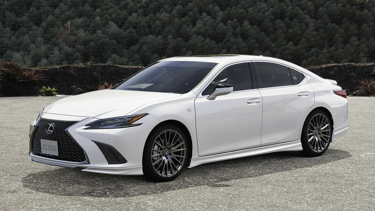 Lexus ES
Do katalogu japońskiego oddziału renomowanej firmy tuningowej TRD dołączył pakiet modyfikacji dla nowego Lexusa ES. Japońska limuzyna otrzymała szereg akcesoriów i części, takich jak spoilery, dyfuzor, tłumik końcowy czy większe felgi. Inżynierowie Toyota Racing Development nie przesadzili z ilością modyfikacji, dzięki czemu Lexus zachował swój elegancki charakter.
Fot. TRD Lexus ES
Do katalogu japońskiego oddziału renomowanej firmy tuningowej TRD dołączył pakiet modyfikacji dla nowego Lexusa ES. Japońska limuzyna otrzymała szereg akcesoriów i części, takich jak spoilery, dyfuzor, tłumik końcowy czy większe felgi. Inżynierowie Toyota Racing Development nie przesadzili z ilością modyfikacji, dzięki czemu Lexus zachował swój elegancki charakter.
Fot. TRD