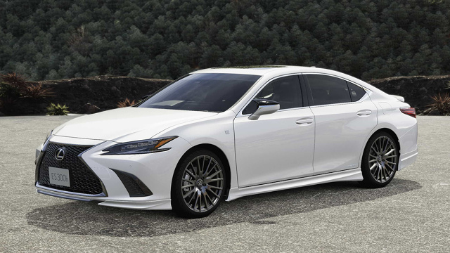 Lexus ES
Do katalogu japońskiego oddziału renomowanej firmy tuningowej TRD dołączył pakiet modyfikacji dla nowego Lexusa ES. Japońska limuzyna otrzymała szereg akcesoriów i części, takich jak spoilery, dyfuzor, tłumik końcowy czy większe felgi. Inżynierowie Toyota Racing Development nie przesadzili z ilością modyfikacji, dzięki czemu Lexus zachował swój elegancki charakter.
Fot. TRD Lexus ES
Do katalogu japońskiego oddziału renomowanej firmy tuningowej TRD dołączył pakiet modyfikacji dla nowego Lexusa ES. Japońska limuzyna otrzymała szereg akcesoriów i części, takich jak spoilery, dyfuzor, tłumik końcowy czy większe felgi. Inżynierowie Toyota Racing Development nie przesadzili z ilością modyfikacji, dzięki czemu Lexus zachował swój elegancki charakter.
Fot. TRD