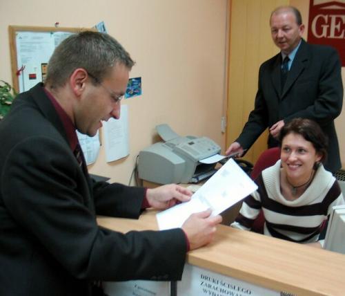 Fot. Tomasz Jodłowski: Przed podpisaniem umowy auto casco z ubezpieczycielem trzeba dokładnie przeczytać dokument pt. ogólne warunki ubezpieczenia. Zawiera on opis sytuacji, w wypadku których firma ubezpieczeniowa nie wypłaci odszkodowania. Fot. Tomasz Jodłowski: Przed podpisaniem umowy auto casco z ubezpieczycielem trzeba dokładnie przeczytać dokument pt. ogólne warunki ubezpieczenia. Zawiera on opis sytuacji, w wypadku których firma ubezpieczeniowa nie wypłaci odszkodowania.