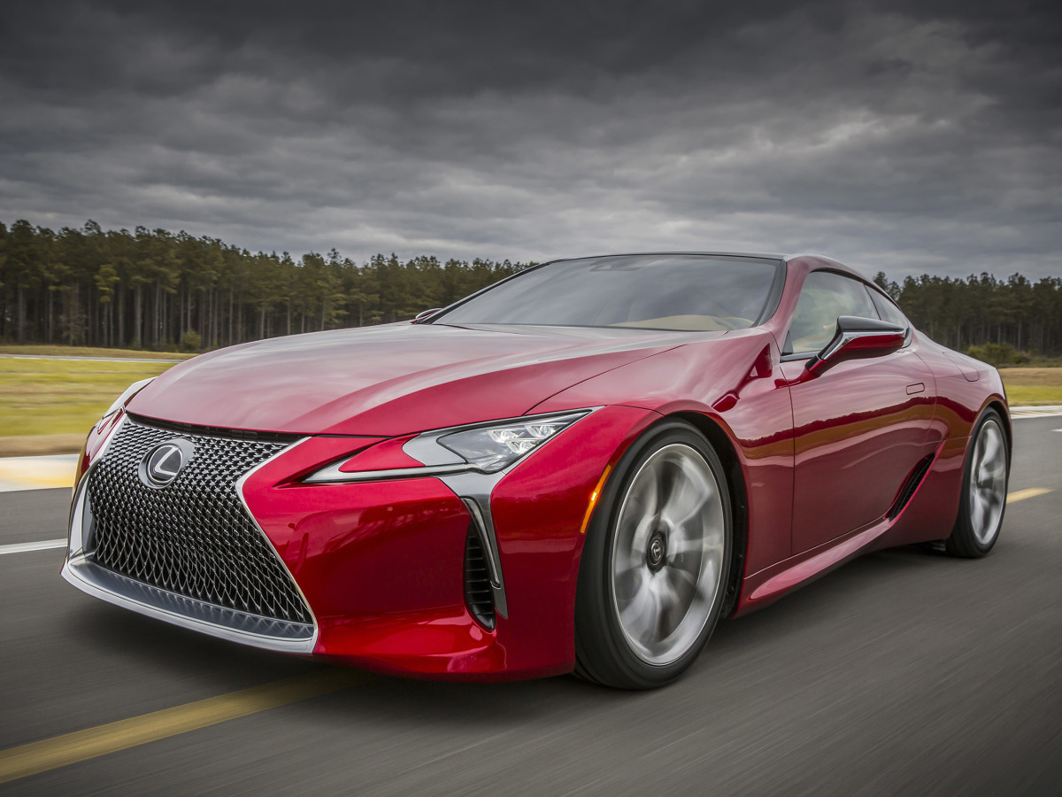 Lexus LC 500 napędzany jest znaną z aktualnych modeli serii F (GS F, RC F) pięciolitrowym, wolnossącym silnikiem V8 o mocy 477 KM z 10-biegową automatyczną skrzynią biegów, rozpędzającym coupe od 0 do 100 km/h w czasie krótszym od 4,5 sekundy / Fot. Lexus Lexus LC 500 napędzany jest znaną z aktualnych modeli serii F (GS F, RC F) pięciolitrowym, wolnossącym silnikiem V8 o mocy 477 KM z 10-biegową automatyczną skrzynią biegów, rozpędzającym coupe od 0 do 100 km/h w czasie krótszym od 4,5 sekundy / Fot. Lexus