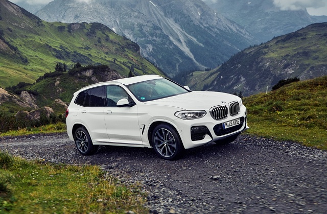 BMW. Model X3 w wersji hybrydowej
W standardowym ustawieniu Auto eDRIVE możliwa jest jazda na samym napędzie elektrycznym z prędkością do 110 km/h. Silnik spalinowy włącza się dopiero przy wyższych prędkościach lub mocniejszym wciśnięciu pedału jazdy.
Fot. BMW BMW. Model X3 w wersji hybrydowej
W standardowym ustawieniu Auto eDRIVE możliwa jest jazda na samym napędzie elektrycznym z prędkością do 110 km/h. Silnik spalinowy włącza się dopiero przy wyższych prędkościach lub mocniejszym wciśnięciu pedału jazdy.
Fot. BMW