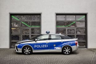 Toyota Mirai 
Dwa samochody na wodór powiększyły właśnie flotę radiowozów policji w stolicy Niemiec. Każdy z nich ma zasięg co najmniej 500 km, na który nie wpływa wysoka bądź niska temperatura otoczenia ani inne warunki pogodowe. Samochód zużywa średnio 0,76 kg wodoru na 100 km

Fot. Toyota Deutschland 