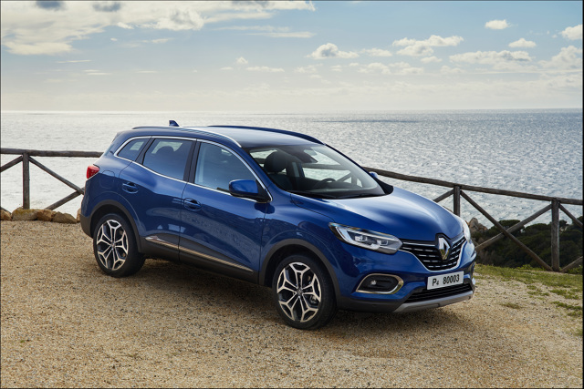 Obecny na rynku od 2015 roku Renault Kadjar właśnie doczekał się kuracji odmładzającej. Auto zostało dopasowane stylistycznie do pozostałych crossoverów francuskiej marki, a pod maski trafiły nowe silniki. W Motofaktach sprawdzamy, co dokładnie się zmieniło i czy przeprowadzone modyfikacje sprawiają, że auto jest bardziej atrakcyjne dla klientów.
Fot. Renault Obecny na rynku od 2015 roku Renault Kadjar właśnie doczekał się kuracji odmładzającej. Auto zostało dopasowane stylistycznie do pozostałych crossoverów francuskiej marki, a pod maski trafiły nowe silniki. W Motofaktach sprawdzamy, co dokładnie się zmieniło i czy przeprowadzone modyfikacje sprawiają, że auto jest bardziej atrakcyjne dla klientów.
Fot. Renault