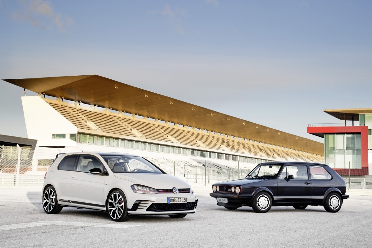 Golf GTI Pirelli i Golf GTI Clubsport. Do spotkania tych dwóch legendarnych aut doszło po raz pierwszy. Obydwa są modelami jubileuszowymi, obydwa opatrzono magicznymi literami GTI i mają specjalne elementy wystroju wnętrza / Fot. Volkswagen Golf GTI Pirelli i Golf GTI Clubsport. Do spotkania tych dwóch legendarnych aut doszło po raz pierwszy. Obydwa są modelami jubileuszowymi, obydwa opatrzono magicznymi literami GTI i mają specjalne elementy wystroju wnętrza / Fot. Volkswagen