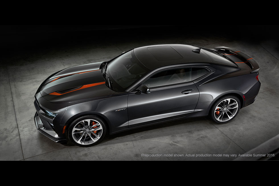 Chevrolet Camaro 50th Anniversary Edition
Na masce auta możemy zobaczyć ozdobne wstawki. Przeprojektowano przedni zderzak, osłonę chłodnicy oraz zdecydowano się na lakier metalizowany Nightfall.
Fot. Chevrolet Chevrolet Camaro 50th Anniversary Edition
Na masce auta możemy zobaczyć ozdobne wstawki. Przeprojektowano przedni zderzak, osłonę chłodnicy oraz zdecydowano się na lakier metalizowany Nightfall.
Fot. Chevrolet