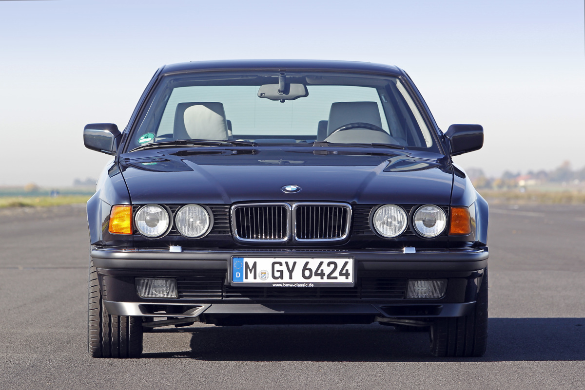 BMW serii 7 E32. Technicznie zaawansowany klasyk