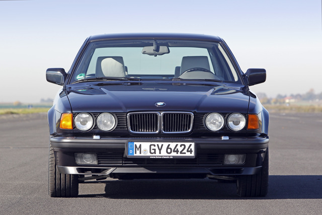 BMW serii 7 E32. Technicznie zaawansowany klasyk
W pierwszej połowie lat 80. królem limuzyn klasy wyższej był Mercedes klasy S o oznaczeniu W126. Auto oferowało niezrównany komfort podróży, jakość wykonania oraz było wyjątkowo trwałe. BMW z modelem E23, które mimo że było limuzyną zorientowaną na dynamikę jazdy i radość z prowadzenia, nie było w stanie zagrozić swojemu konkurentowi. Do czasu. BMW serii 7 E32. Technicznie zaawansowany klasyk
W pierwszej połowie lat 80. królem limuzyn klasy wyższej był Mercedes klasy S o oznaczeniu W126. Auto oferowało niezrównany komfort podróży, jakość wykonania oraz było wyjątkowo trwałe. BMW z modelem E23, które mimo że było limuzyną zorientowaną na dynamikę jazdy i radość z prowadzenia, nie było w stanie zagrozić swojemu konkurentowi. Do czasu.