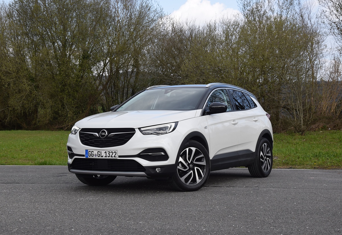Opel Grandland X
Jednym z najważniejszych elementów wersji Ultimate jest 2-litrowy wysokoprężny silnik z turbodoładowaniem, który osiąga moc 177 KM. Jednostka jest standardowo skonfigurowana z nową, 8-stopniową automatyczną skrzynią biegów. Według danych fabrycznych silnik ten pozwala na przyspieszenie od 0 do 100 km/h w 9,1 sekundy i osiągnąć prędkość maksymalną 214 km/h. Średnie zużycie paliwa ma wynosić od 4,8 do 4,9 l na 100 km.
Fot. Wojciech Frelichowski Opel Grandland X
Jednym z najważniejszych elementów wersji Ultimate jest 2-litrowy wysokoprężny silnik z turbodoładowaniem, który osiąga moc 177 KM. Jednostka jest standardowo skonfigurowana z nową, 8-stopniową automatyczną skrzynią biegów. Według danych fabrycznych silnik ten pozwala na przyspieszenie od 0 do 100 km/h w 9,1 sekundy i osiągnąć prędkość maksymalną 214 km/h. Średnie zużycie paliwa ma wynosić od 4,8 do 4,9 l na 100 km.
Fot. Wojciech Frelichowski