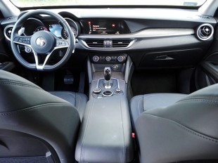 Audi Q5 kontra Alfa Romeo Stelvio

Bardzo długo czekaliśmy na średniego SUV-a spod znaku Alfy. Ale wreszcie jest i może już stanąć oko w oko z rynkowymi konkurentami. Na początek z nowym Audi Q5.

fot. Dariusz Dobosz