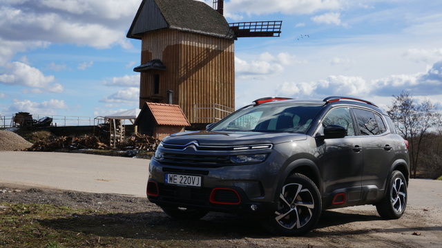 C5 Aircross pojawił się w polskich salonach na początku tego roku i mimo nasycenia rynku motoryzacyjnego pojazdami typu SUV, już od początku zwraca na siebie uwagę.
Fot. Konrad Grobel C5 Aircross pojawił się w polskich salonach na początku tego roku i mimo nasycenia rynku motoryzacyjnego pojazdami typu SUV, już od początku zwraca na siebie uwagę.
Fot. Konrad Grobel