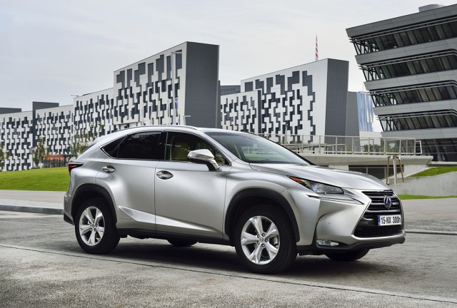 Lexus NX
Kompaktowy crossover Lexus NX należy do najpopularniejszych modeli japońskiego producenta samochodów luksusowych. Lexus NX sprzedawany jest w Polsce w wersji NX 200t z turbodoładowanym silnikiem benzynowym o zmiennym cyklu pracy (Atkinsona/Otto), rozwijającym moc 238 KM oraz NX 300h, napędzanej hybrydową jednostką napędową o łącznej mocy 197 KM.
Fot. Lexus Lexus NX
Kompaktowy crossover Lexus NX należy do najpopularniejszych modeli japońskiego producenta samochodów luksusowych. Lexus NX sprzedawany jest w Polsce w wersji NX 200t z turbodoładowanym silnikiem benzynowym o zmiennym cyklu pracy (Atkinsona/Otto), rozwijającym moc 238 KM oraz NX 300h, napędzanej hybrydową jednostką napędową o łącznej mocy 197 KM.
Fot. Lexus