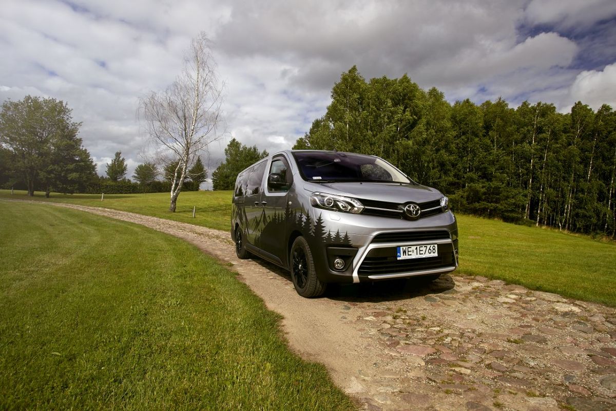 W polskiej ofercie Toyoty zadebiutowała nowa zabudowa Kamper Tour Box montowana w modelu PROACE Verso m.in. w luksusowej wersji VIP. Samochód na co dzień służy jako osobowy van klasy premium z fotelami kapitańskimi, zaś przed urlopem może zmienić się w kampera z drewnianą zabudową sypialnianą i kuchenną. Zabudowę Kamper Tour Box można w każdej chwili zamontować lub wymontować, aby samochód mógł służyć przez cały rok.
Fot. Toyota W polskiej ofercie Toyoty zadebiutowała nowa zabudowa Kamper Tour Box montowana w modelu PROACE Verso m.in. w luksusowej wersji VIP. Samochód na co dzień służy jako osobowy van klasy premium z fotelami kapitańskimi, zaś przed urlopem może zmienić się w kampera z drewnianą zabudową sypialnianą i kuchenną. Zabudowę Kamper Tour Box można w każdej chwili zamontować lub wymontować, aby samochód mógł służyć przez cały rok.
Fot. Toyota