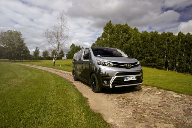 W polskiej ofercie Toyoty zadebiutowała nowa zabudowa Kamper Tour Box montowana w modelu PROACE Verso m.in. w luksusowej wersji VIP. Samochód na co dzień służy jako osobowy van klasy premium z fotelami kapitańskimi, zaś przed urlopem może zmienić się w kampera z drewnianą zabudową sypialnianą i kuchenną. Zabudowę Kamper Tour Box można w każdej chwili zamontować lub wymontować, aby samochód mógł służyć przez cały rok.
Fot. Toyota W polskiej ofercie Toyoty zadebiutowała nowa zabudowa Kamper Tour Box montowana w modelu PROACE Verso m.in. w luksusowej wersji VIP. Samochód na co dzień służy jako osobowy van klasy premium z fotelami kapitańskimi, zaś przed urlopem może zmienić się w kampera z drewnianą zabudową sypialnianą i kuchenną. Zabudowę Kamper Tour Box można w każdej chwili zamontować lub wymontować, aby samochód mógł służyć przez cały rok.
Fot. Toyota