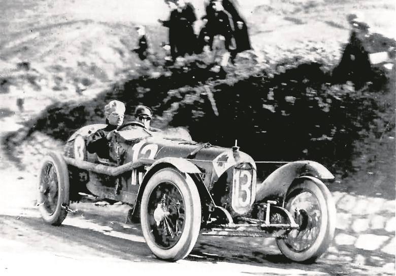 Ugo Sivocci za kierownicą Alfy Romeo RLTF na trasie Targa Florio w roku 1923 / Fot. PD Ugo Sivocci za kierownicą Alfy Romeo RLTF na trasie Targa Florio w roku 1923 / Fot. PD