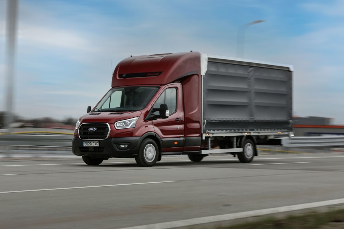 Ford Transit to model, który produkowany jest już od 67 lat. Jego najnowsza wersja podwozia o najdłuższym rozstawie osi, oznaczonym L5 została wyposażona w napęd na przednie koła, opcjonalną automatyczną skrzynię biegów i systemy godne aut osobowych. Ponadto oferuje najbardziej komfortową w swoim segmencie kabinę.
Fot. Ford Ford Transit to model, który produkowany jest już od 67 lat. Jego najnowsza wersja podwozia o najdłuższym rozstawie osi, oznaczonym L5 została wyposażona w napęd na przednie koła, opcjonalną automatyczną skrzynię biegów i systemy godne aut osobowych. Ponadto oferuje najbardziej komfortową w swoim segmencie kabinę.
Fot. Ford