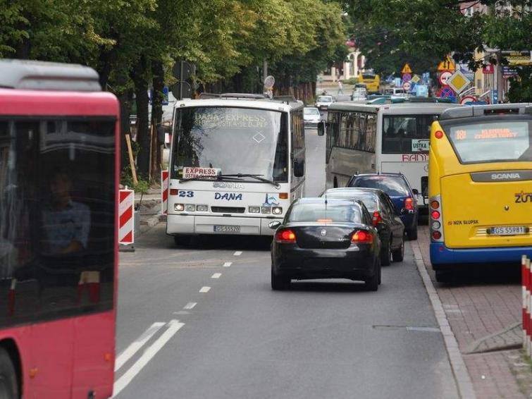 Bardzo ciasno na ulicy Wojska Polskiego w Słupsku Bardzo ciasno na ulicy Wojska Polskiego w Słupsku