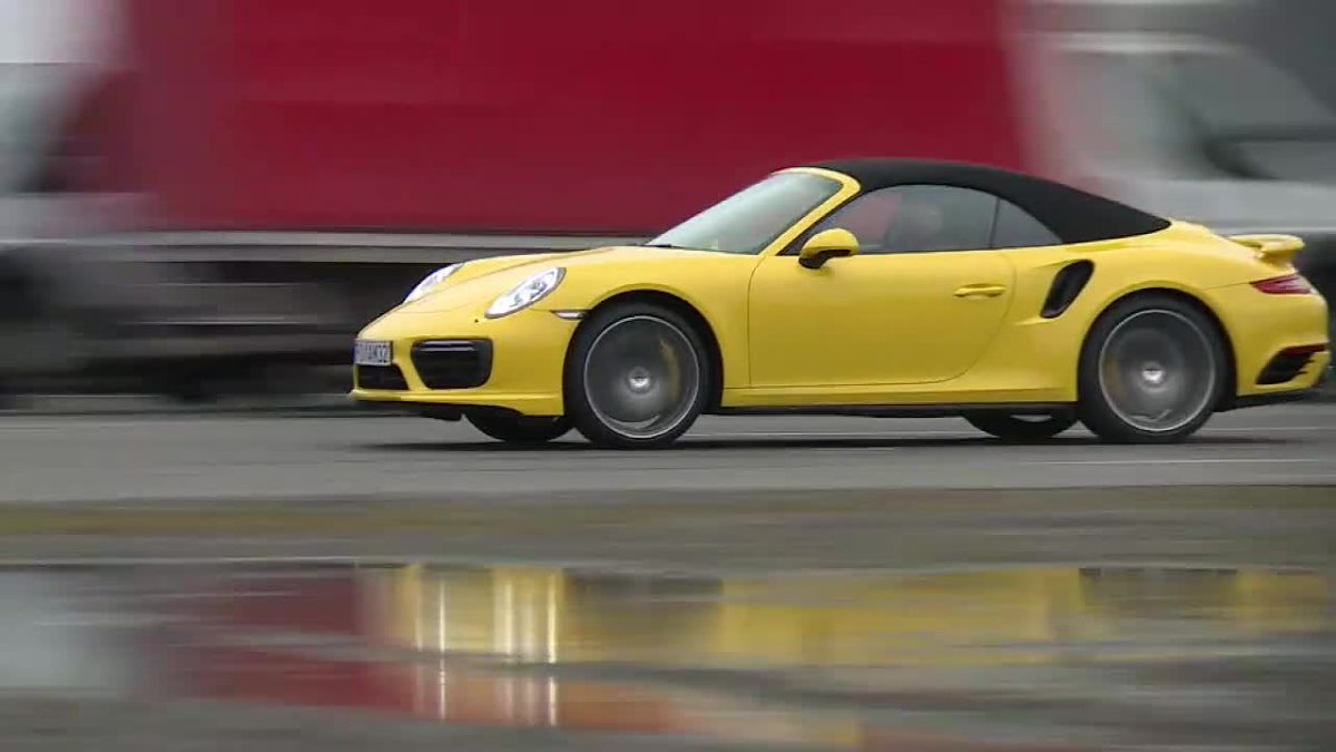 Porsche 911 turbo S
Kabriolet jest cięższy od wersji coupe o 70 kg - w sumie waży 1670 kg.
Fot. TVN Turbo / x-news Porsche 911 turbo S
Kabriolet jest cięższy od wersji coupe o 70 kg - w sumie waży 1670 kg.
Fot. TVN Turbo / x-news
