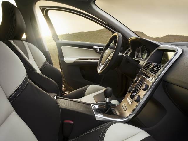 Wnętrze nowego XC60: widoczny dotykowy ekran Sensus Connected Touch. Reaguje na dotyk także wtedy, gdy mamy ubrane rękawiczki. Nowa gałka skrzyni biegów i wzór drewna na panelu środkowym. Fot: Volvo Wnętrze nowego XC60: widoczny dotykowy ekran Sensus Connected Touch. Reaguje na dotyk także wtedy, gdy mamy ubrane rękawiczki. Nowa gałka skrzyni biegów i wzór drewna na panelu środkowym. Fot: Volvo