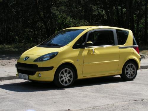 Fot. Ryszard Polit: Peugeot 1007 to samochód przeznaczony do jazdy w mieście – kierowca siedzi wysoko i ma dobrą widoczność, a przesuwane drzwi umożliwiają parkowanie w wąskich miejscach. Fot. Ryszard Polit: Peugeot 1007 to samochód przeznaczony do jazdy w mieście – kierowca siedzi wysoko i ma dobrą widoczność, a przesuwane drzwi umożliwiają parkowanie w wąskich miejscach.