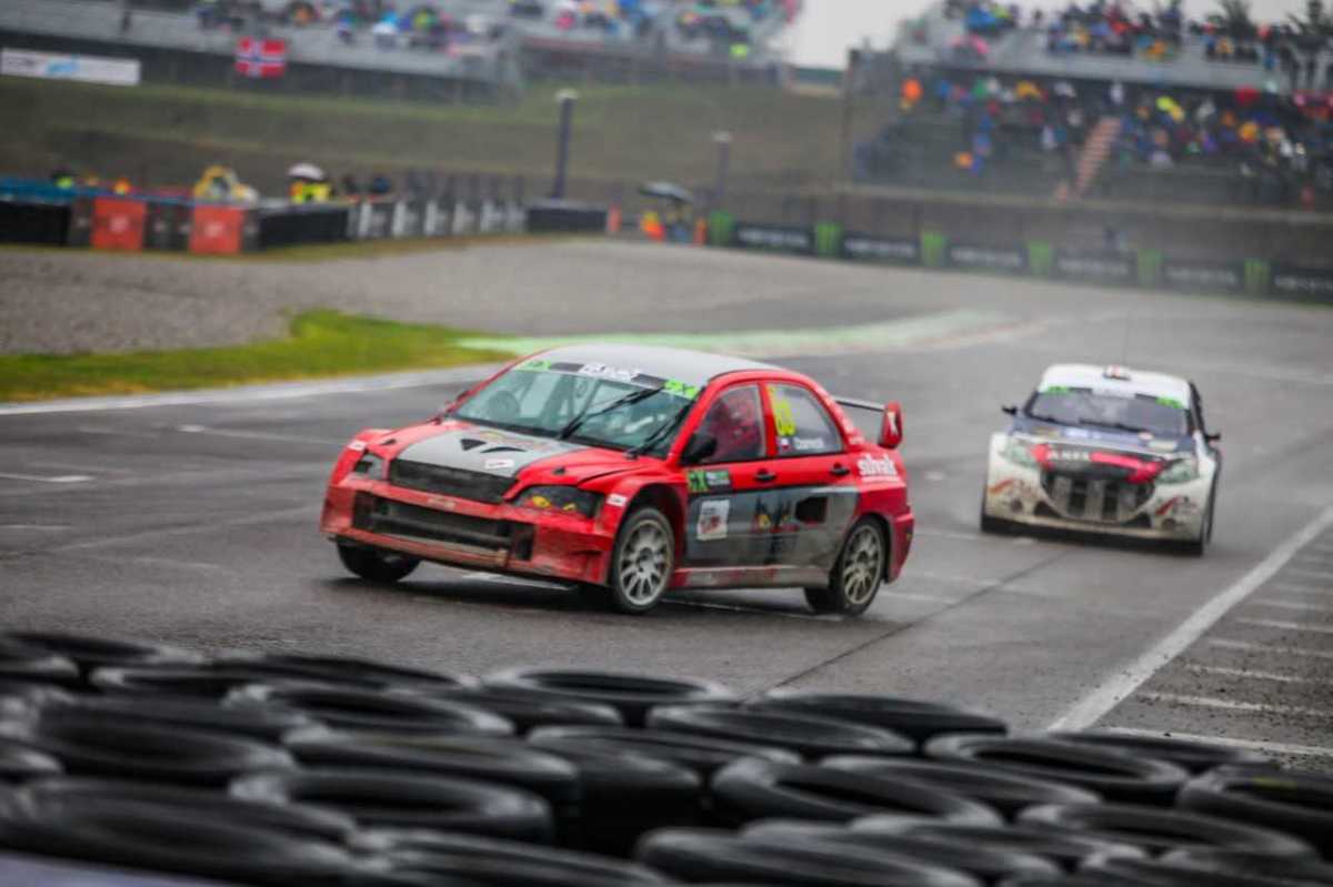 Po krótkiej przygodzie z Citroenem Saxo, jeden z naszych najlepszych zawodników w rallycrossie, Robert Czarnecki, wraca za kierownicę Mitsubishi Lancera, a tym samych do kategorii najszybszych samochodów – SuperCars.
Fot. materiały prasowe Po krótkiej przygodzie z Citroenem Saxo, jeden z naszych najlepszych zawodników w rallycrossie, Robert Czarnecki, wraca za kierownicę Mitsubishi Lancera, a tym samych do kategorii najszybszych samochodów – SuperCars.
Fot. materiały prasowe