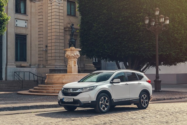 Honda CR-V Hybrid
Narzędziem poprawiającym ekonomię jazdy CR-V Hybrid jest także ‘ECO Guide’. To wskazówki sugerujące bardziej wydajne techniki jazdy. Prowadzący może porównywać swoją chwilową efektywność z wynikiem określonego cyklu jazdy, a wyświetlanych punktów-liści przybywa lub ubywa, w zależności od osiąganego przez kierowcę zużycia paliwa.
Fot. Honda Honda CR-V Hybrid
Narzędziem poprawiającym ekonomię jazdy CR-V Hybrid jest także ‘ECO Guide’. To wskazówki sugerujące bardziej wydajne techniki jazdy. Prowadzący może porównywać swoją chwilową efektywność z wynikiem określonego cyklu jazdy, a wyświetlanych punktów-liści przybywa lub ubywa, w zależności od osiąganego przez kierowcę zużycia paliwa.
Fot. Honda