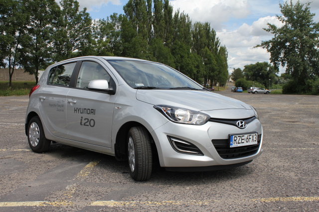 Hyundai i20 I (2008-2014) 

Gama silników to benzynowe 1.2 i 1.4 oraz wysokoprężne 1.1 (trzycylindrowy) i 1.4. Najpopularniejszy na rynku wtórnym jest 1,2, który oferuje 78 KM mocy i zużywa w cyklu mieszanym średnio 5,1 l benzyny na 100 km.

Fot. Bartosz Gubernat 